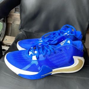 Men’s 10.5 Giannis Nike shoes